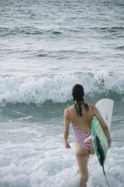 Ritratto Una Surfista Una Spiaggia Con Mano Una Tavola Surf — Foto Stock