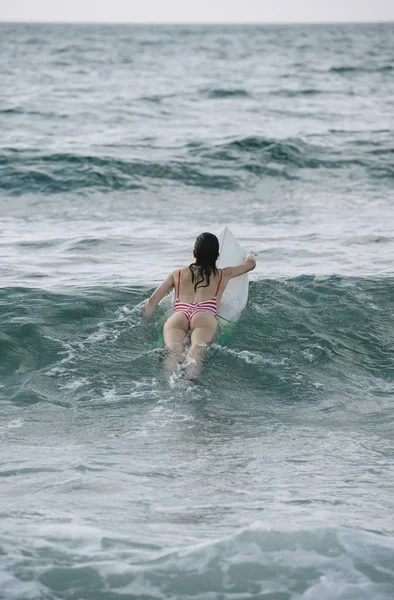 Genç Kadın Onun Surfboard Dalga Sörf — Stok fotoğraf