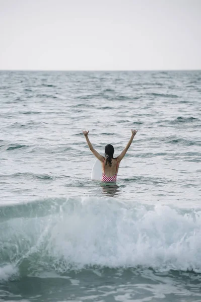 Junge Frau Surft Auf Der Welle Auf Seinem Surfbrett — Stockfoto