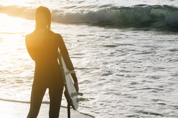 Portrait Surfer Woman Beach Holding Surfboard — Stock Photo, Image