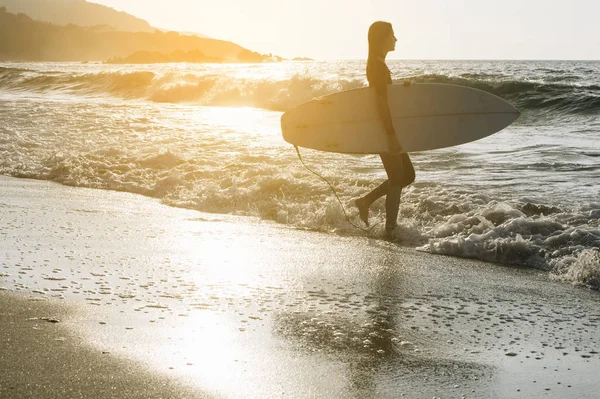 Woman Surfboard Standing Wet Sandy Beach Ocean — Stock Photo, Image