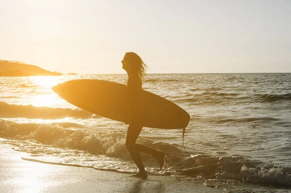 Donna Con Tavola Surf Piedi Sulla Spiaggia Sabbia Bagnata Mare — Foto Stock