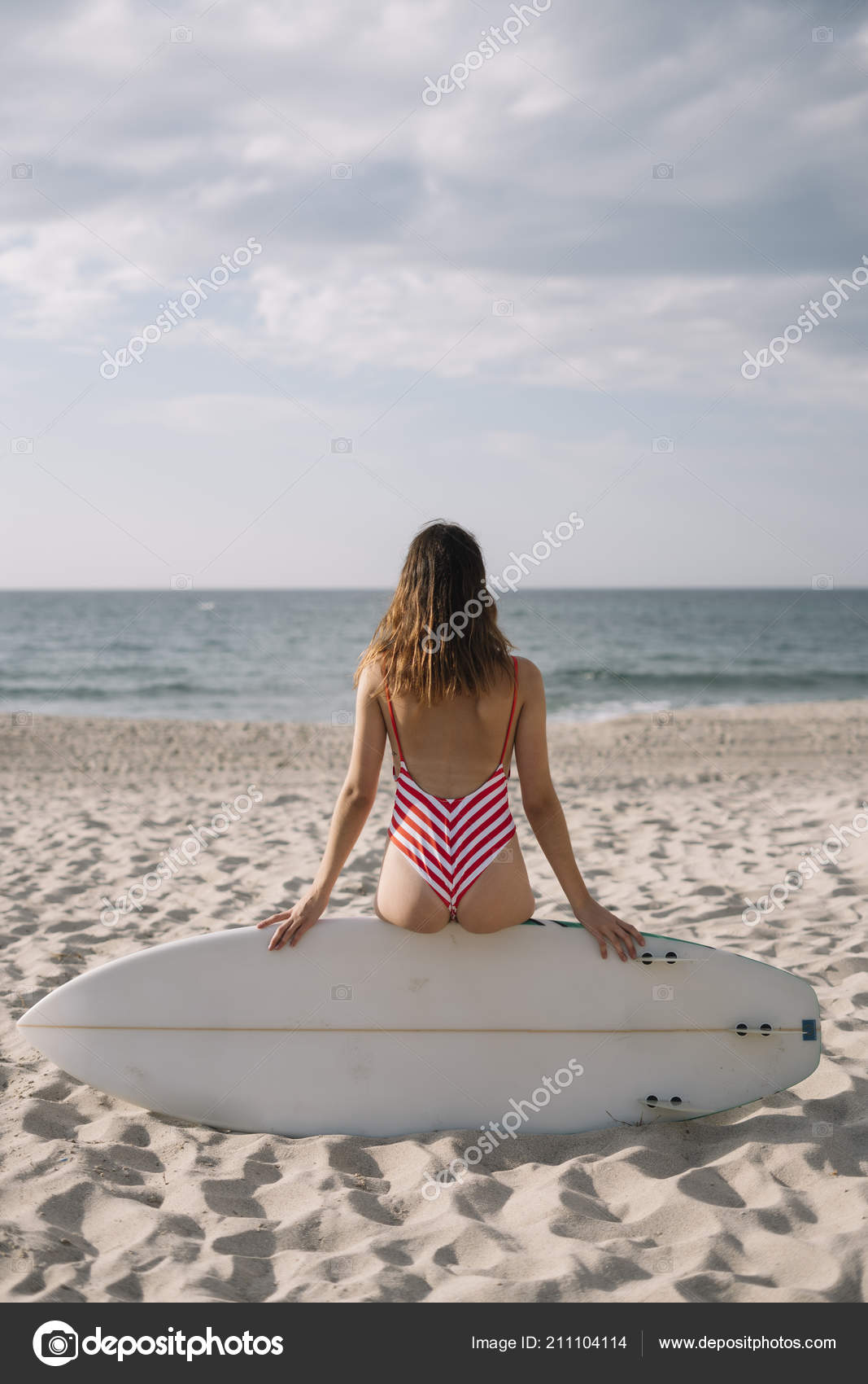 Portrait Une Surfeuse Sur Une Plage Tenant Une Planche Surf Image Libre De Droit Par Karrastock Gmail Com C Portrait Une Surfeuse Sur Une Plage Tenant Une Planche Surf Image Libre De Droit Par Karrastock Gmail Com C