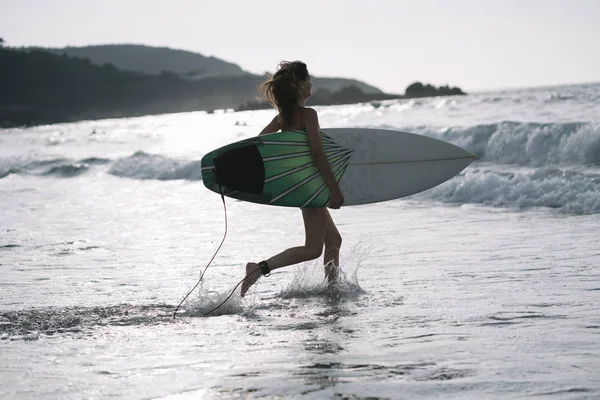 Frau Mit Surfbrett Steht Nassen Sandstrand Meer — Stockfoto