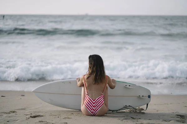 Ritratto Una Surfista Una Spiaggia Con Mano Una Tavola Surf — Foto Stock