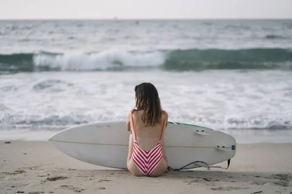 Retrato Uma Surfista Uma Praia Segurando Uma Prancha — Fotografia de Stock