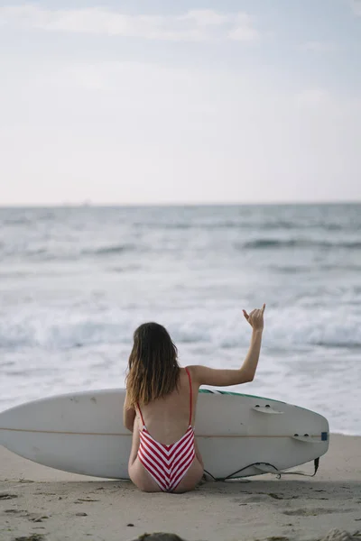 Ritratto Una Surfista Una Spiaggia Con Mano Una Tavola Surf — Foto Stock