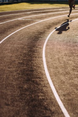 Gün batımında yolda çalışan kadın