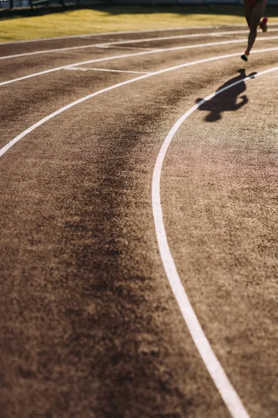 Gün batımında yolda çalışan kadın