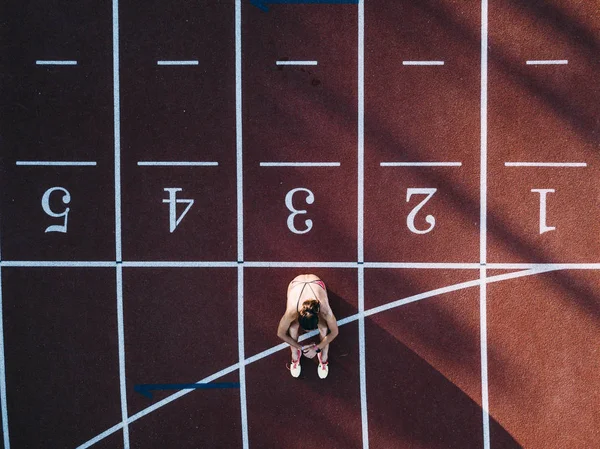 Antenne Visie Een Vrouw Atleet Zittend Spoor Rechtenvrije Stockafbeeldingen