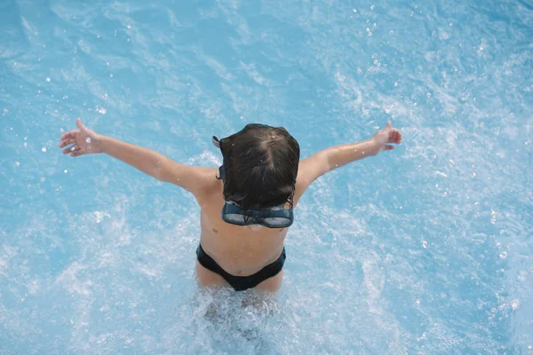 Niño Jugando Saltando Piscina —  Fotos de Stock