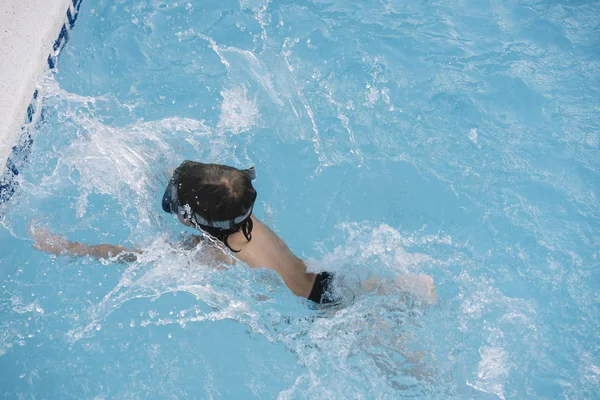 Criança Brincando Pulando Piscina — Fotografia de Stock