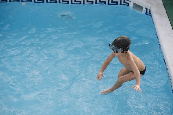 Criança Brincando Pulando Piscina — Fotografia de Stock