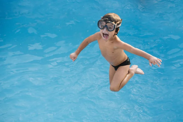 Niño Jugando Saltando Piscina —  Fotos de Stock