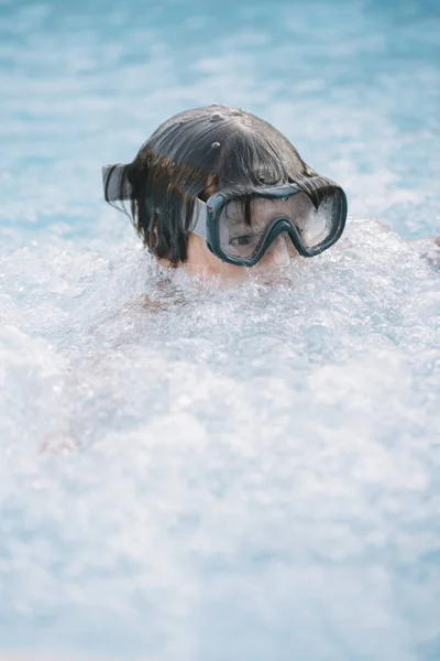 Kid Spela Och Hoppa Poolen — Stockfoto