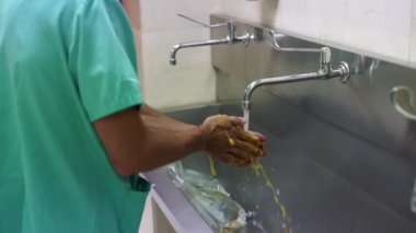 Hastane alt yordamı önce iyot ile el yıkama