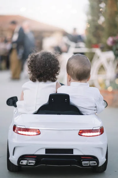 Menino Menina Carro Brinquedo — Fotografia de Stock