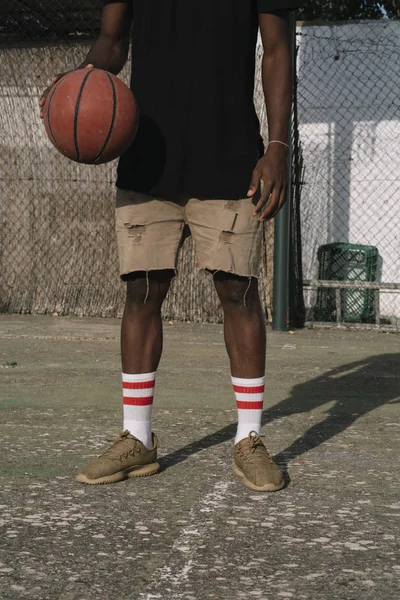 Afro Man Jugador Baloncesto Una Cancha Callejera — Foto de Stock