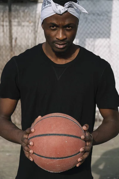 Afro Homem Jogador Basquete Tribunal Rua — Fotografia de Stock