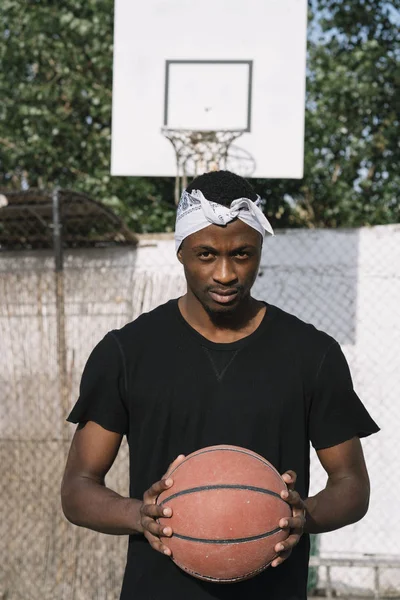 Αφρο Άνθρωπος Μπασκετμπολίστας Στο Δικαστήριο Ένας Δρόμος — Φωτογραφία Αρχείου