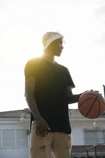 Afro Basketballspieler Auf Einem Straßenplatz — Stockfoto