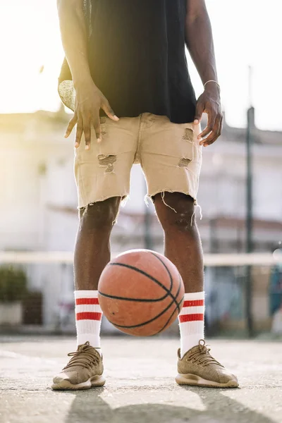 Afro Homem Jogador Basquete Tribunal Rua — Fotografia de Stock