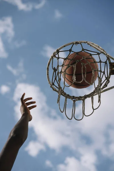 Hand Die Reikt Naar Score Bij Basketbalspel — Stockfoto
