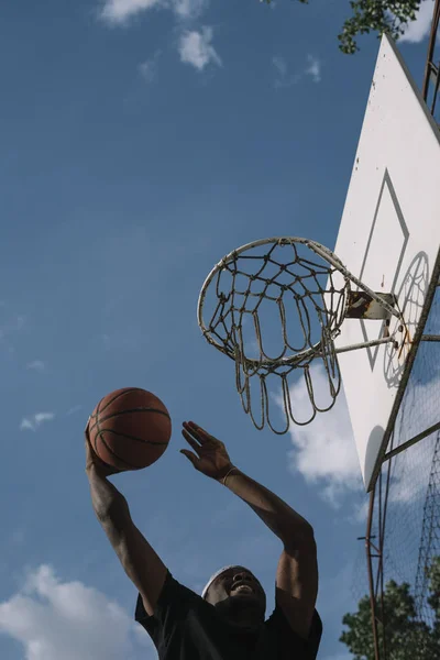 Hand Greift Nach Dem Tor Beim Basketballspiel — Stockfoto