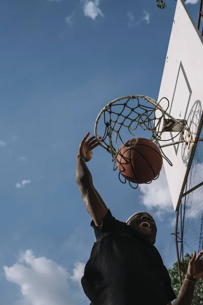 Afro Adam Basketbol Oyuncusu Bir Sokak Mahkemede — Stok fotoğraf