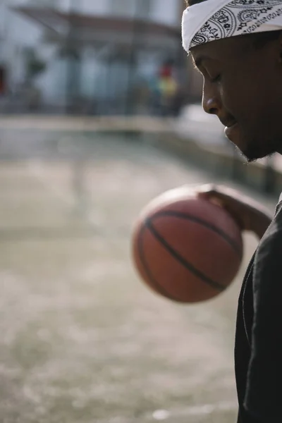 Afro Basketballspieler Auf Einem Straßenplatz — Stockfoto