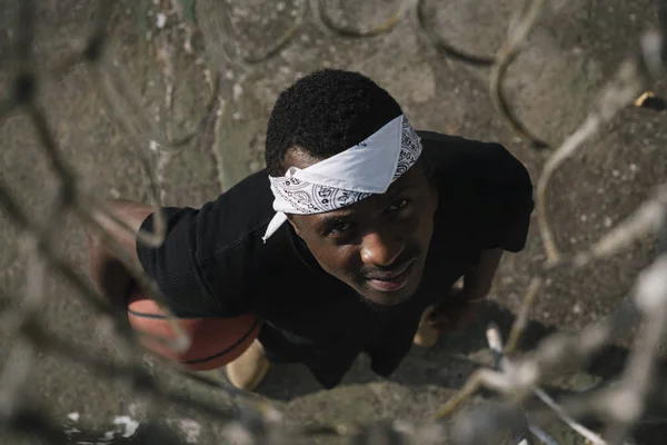 Afro Homem Jogador Basquete Tribunal Rua — Fotografia de Stock