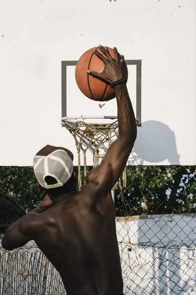 Afro Férfi Kosárlabda Játékos Egy Utcai Bíróság — Stock Fotó