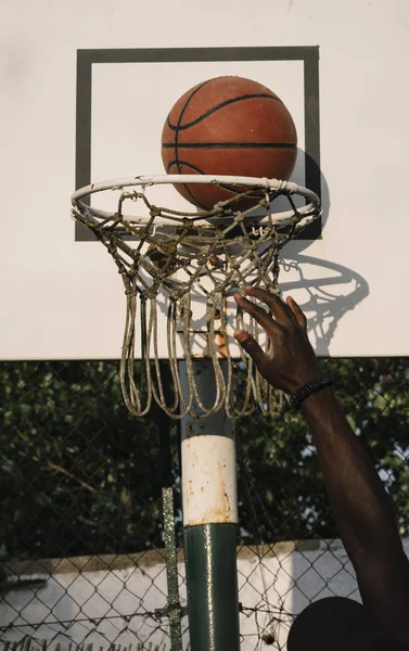 Мужчина Афро Баскетболист Улице — стоковое фото