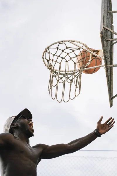 Afro Basketballspieler Auf Einem Straßenplatz — Stockfoto