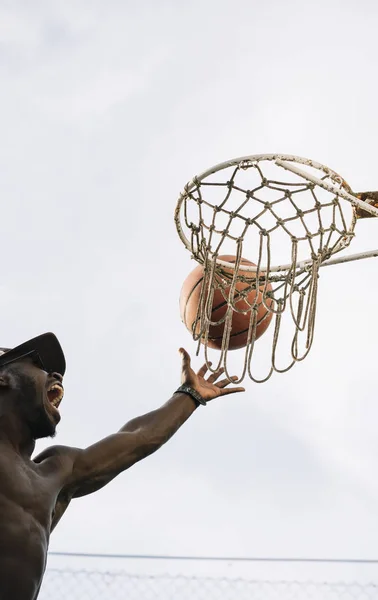 Afro Férfi Kosárlabda Játékos Egy Utcai Bíróság — Stock Fotó