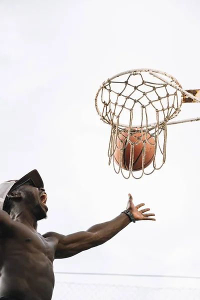 Afro Basketballspieler Auf Einem Straßenplatz — Stockfoto