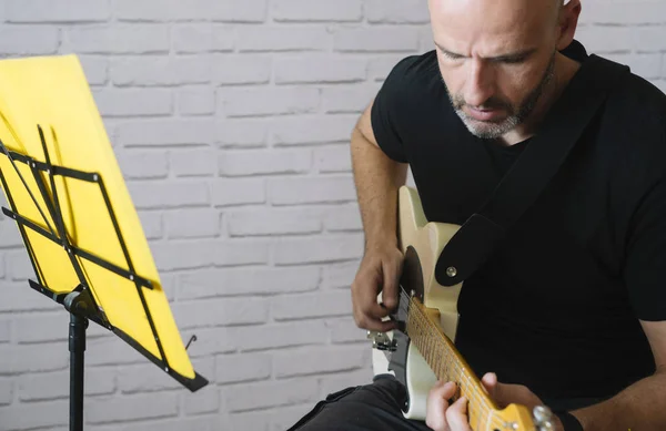 Hombre Estudiando Música Con Guitarra Eléctrica Casa —  Fotos de Stock