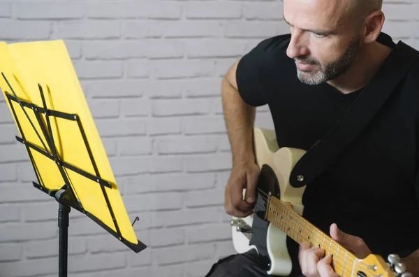 Hombre Estudiando Música Con Guitarra Eléctrica Casa —  Fotos de Stock