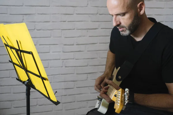 Uomo Che Studia Musica Con Chitarra Elettrica Casa — Foto Stock