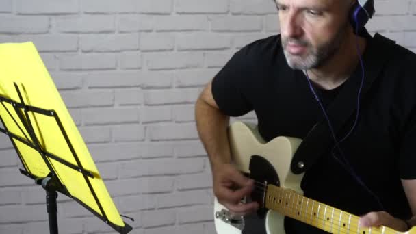 Adam Elektro Gitar Evde Ile Müzik Eğitimi — Stok video