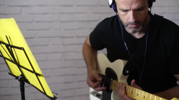 Hombre Estudiando Música Con Guitarra Eléctrica Casa — Vídeo de stock