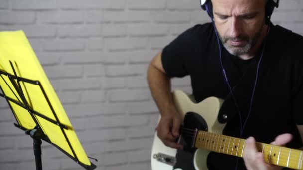 エレキギター自宅で音楽を勉強する男 — ストック動画