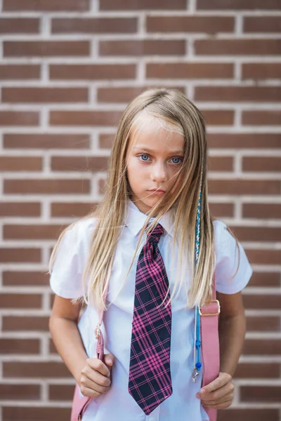 Szép Aranyos Iskoláslány Pózol Egy Utcában — Stock Fotó
