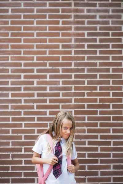 Boldog Aranyos Iskoláslány Pózol Egy Utcában — Stock Fotó