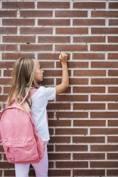 Söt Skolflicka Ritning Tegelvägg — Stockfoto