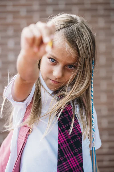 Glad Söt Skolflicka Poserar Gata — Stockfoto