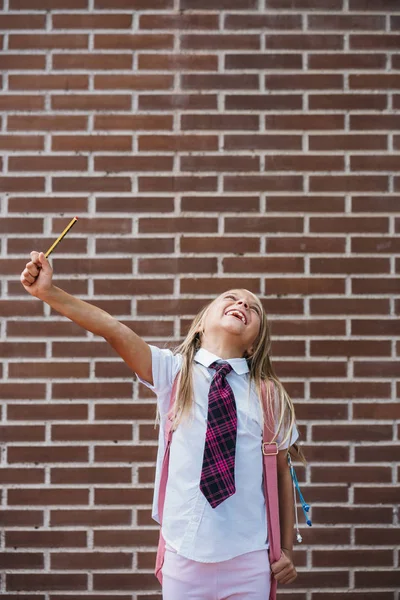 Glad Söt Skolflicka Poserar Gata — Stockfoto