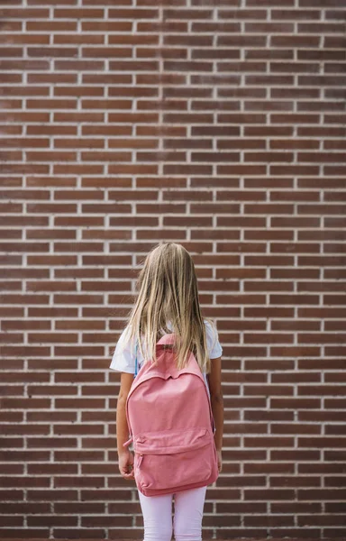 Söt Skolflicka Tittar Väggen Gata — Stockfoto