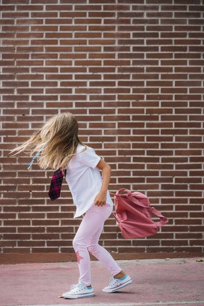 Cute Uczennica Gry Worka Przy Ulicy — Zdjęcie stockowe