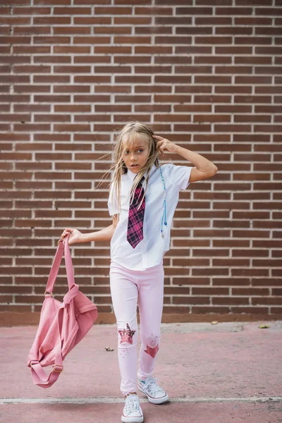 Aranyos Iskoláslány Játszik Táska Utcában — Stock Fotó